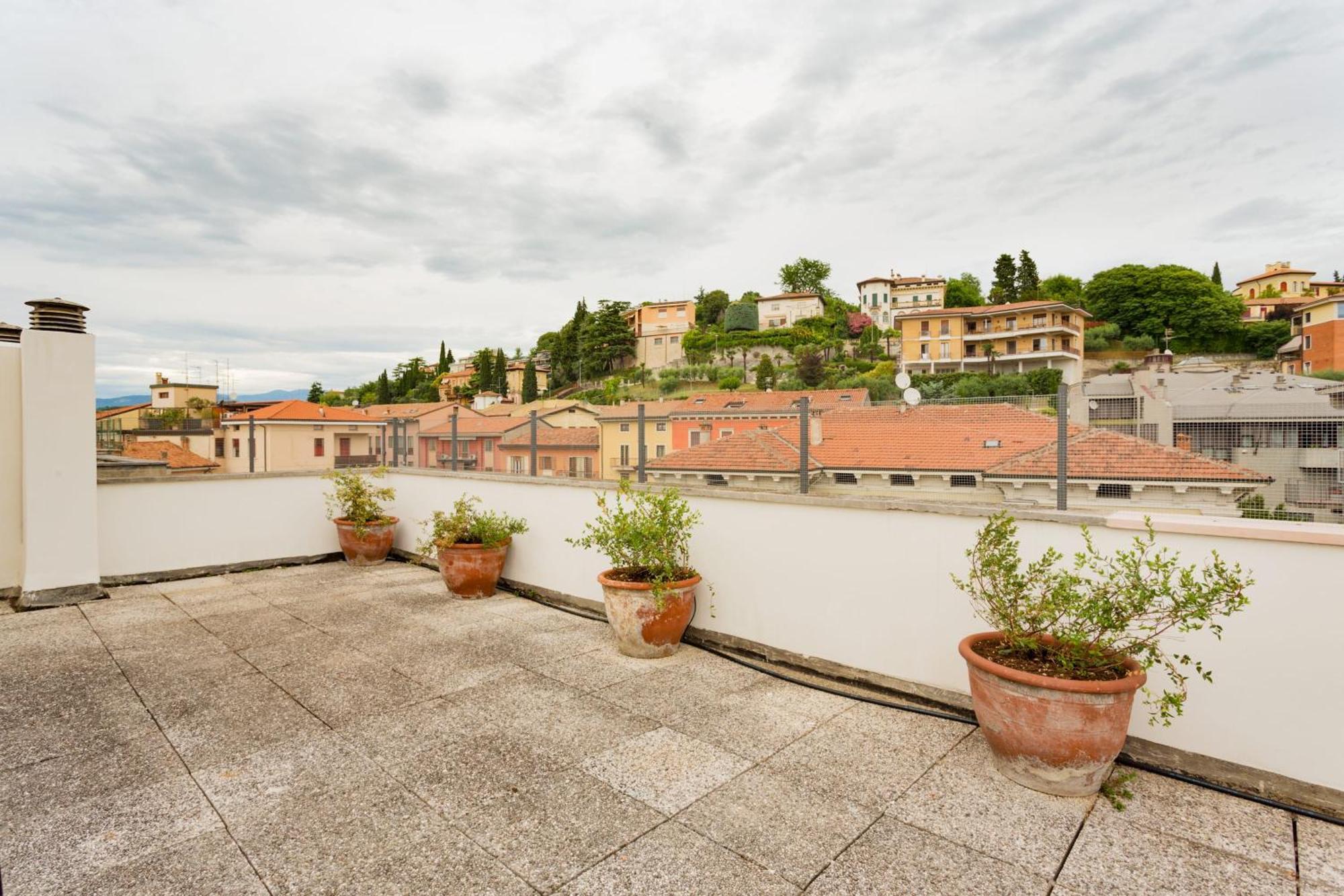 Amazing Flat With Big Terrace And Private Car Park Lägenhet Verona Exteriör bild